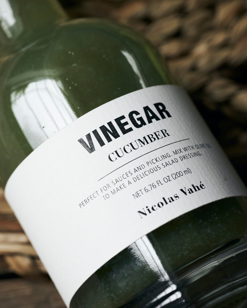 Fles met groene komkommerazijn van Nicolas Vahé.