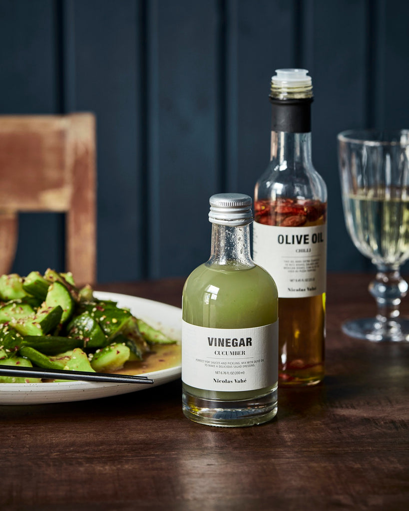 Fles met groene komkommerazijn van Nicolas Vahé.
