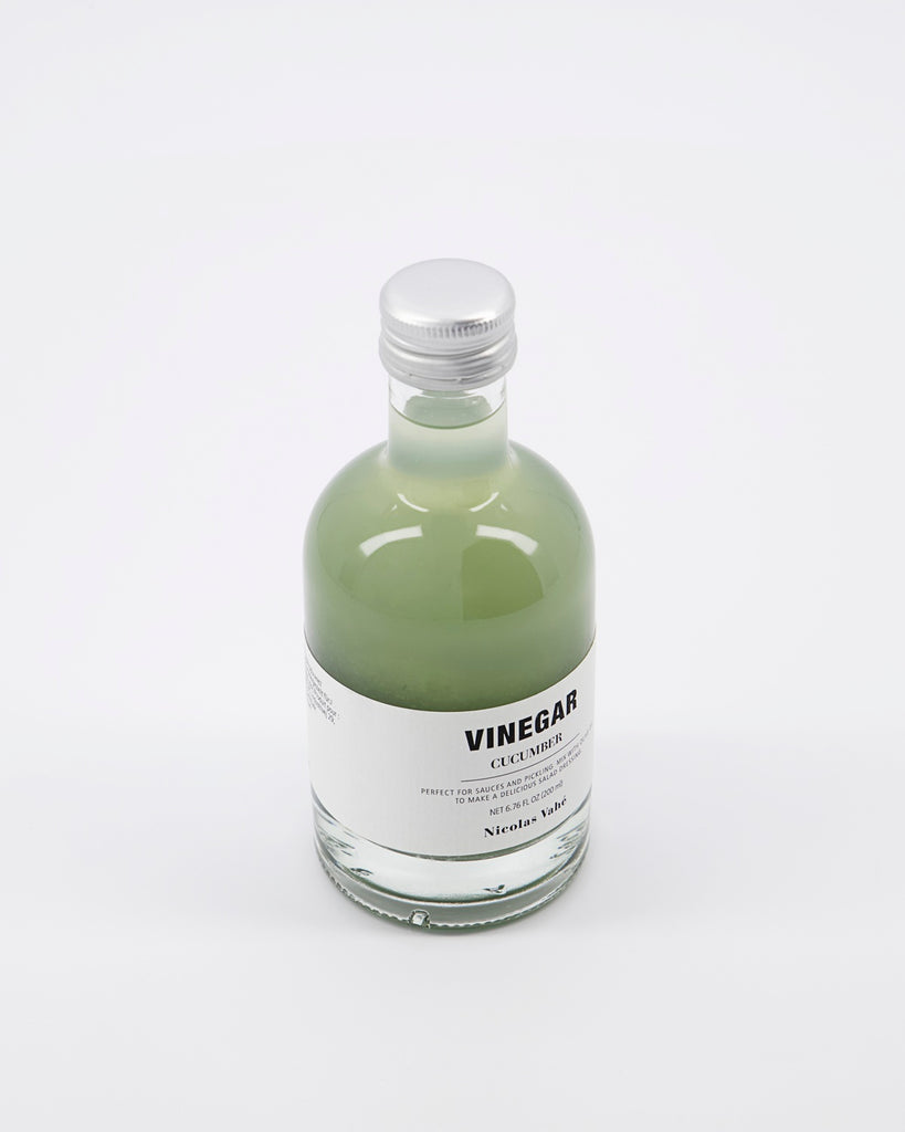 Fles met groene komkommerazijn van Nicolas Vahé.