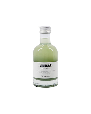 Fles met groene komkommerazijn van Nicolas Vahé.